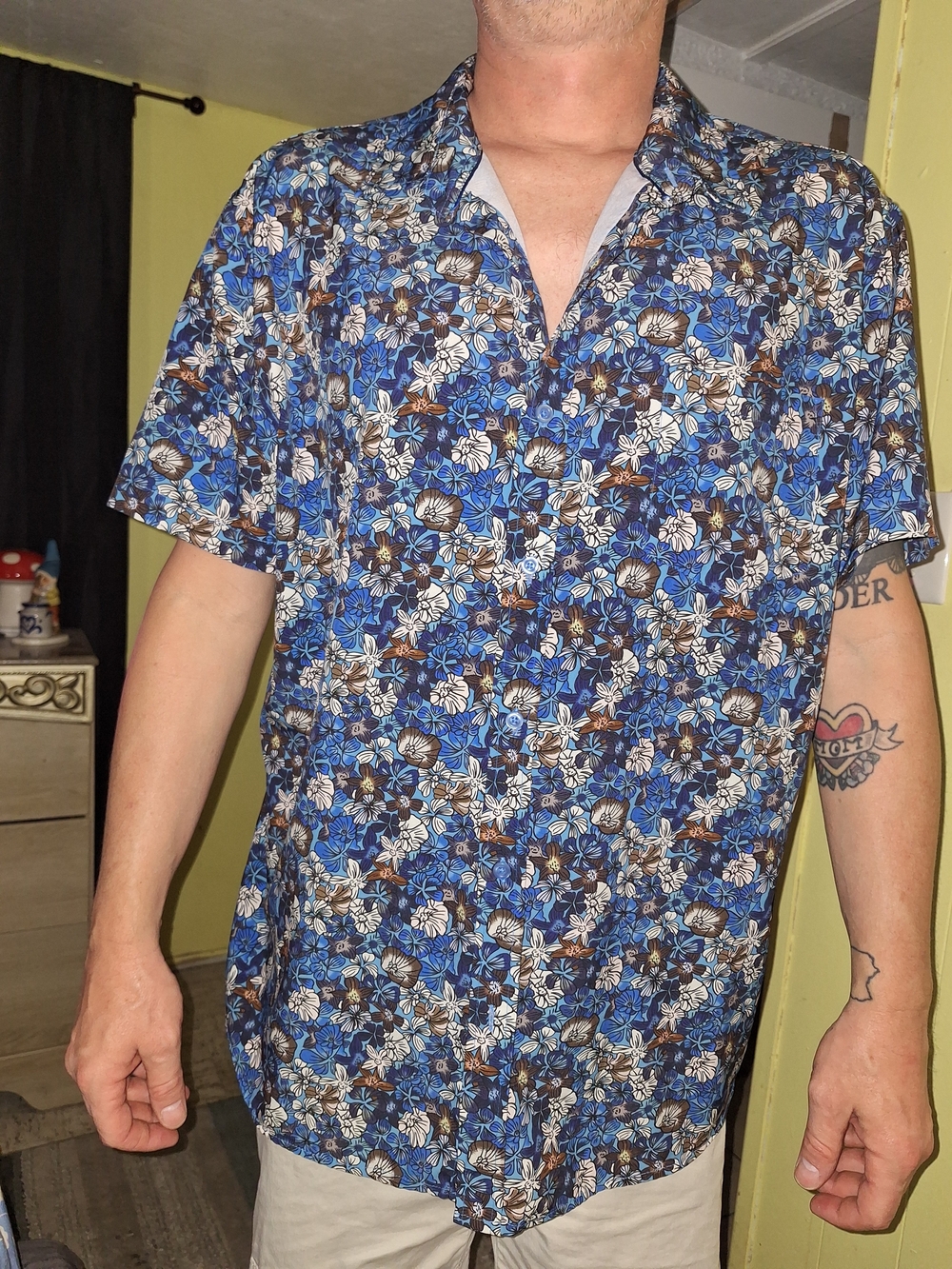 Casual Blue Floral Short-Sleeve Button-Down Shirt VISITOR brand